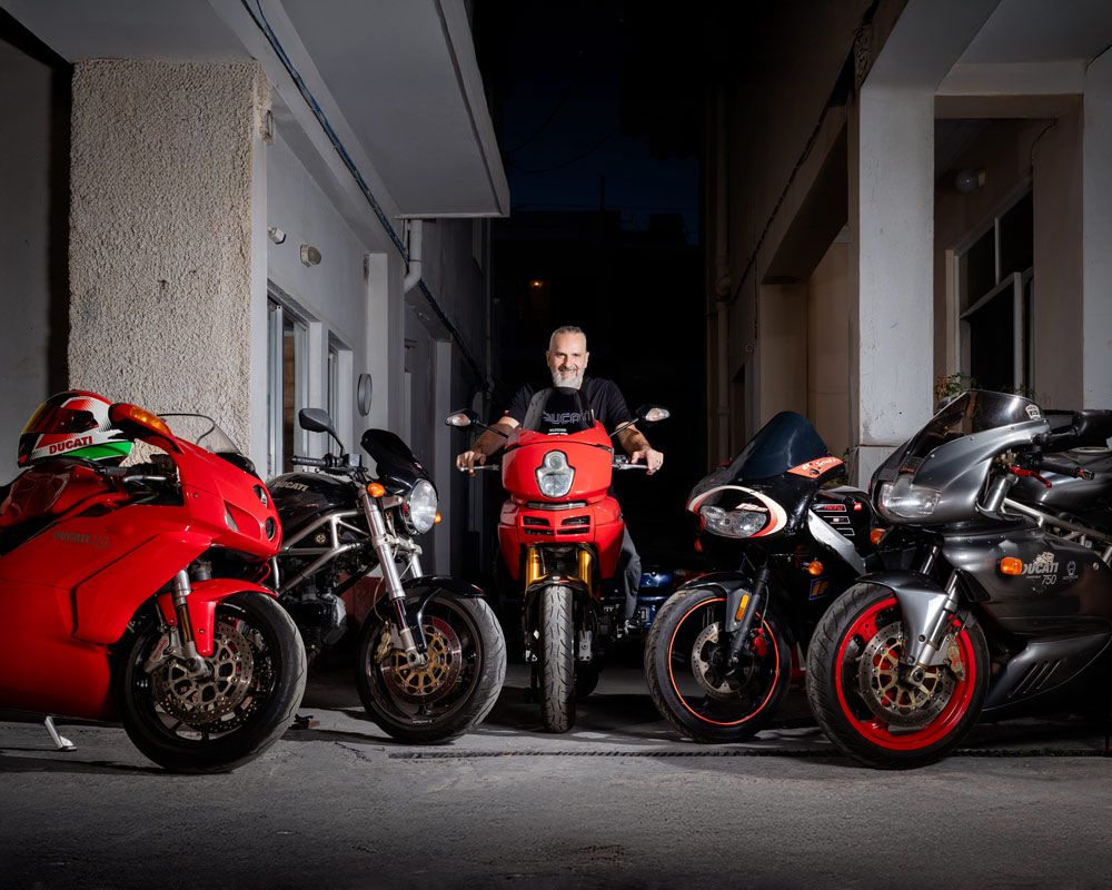 Μαρίνος με τις μοτοσικλέτες Ducati του μπροστά από το γκαράζ του – GAS Motorsport Culture Rider Stories 4